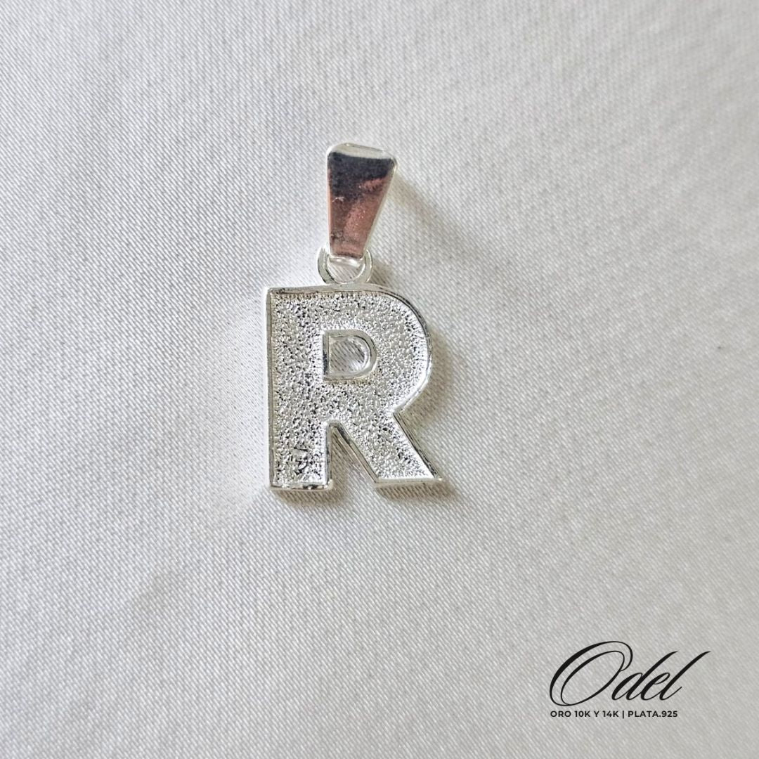 Dije de letra lisa en plata .925 – inicial