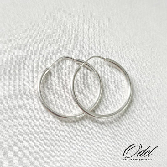 Arracadas lisas chicas en plata .925 – diseño clásico y brillante