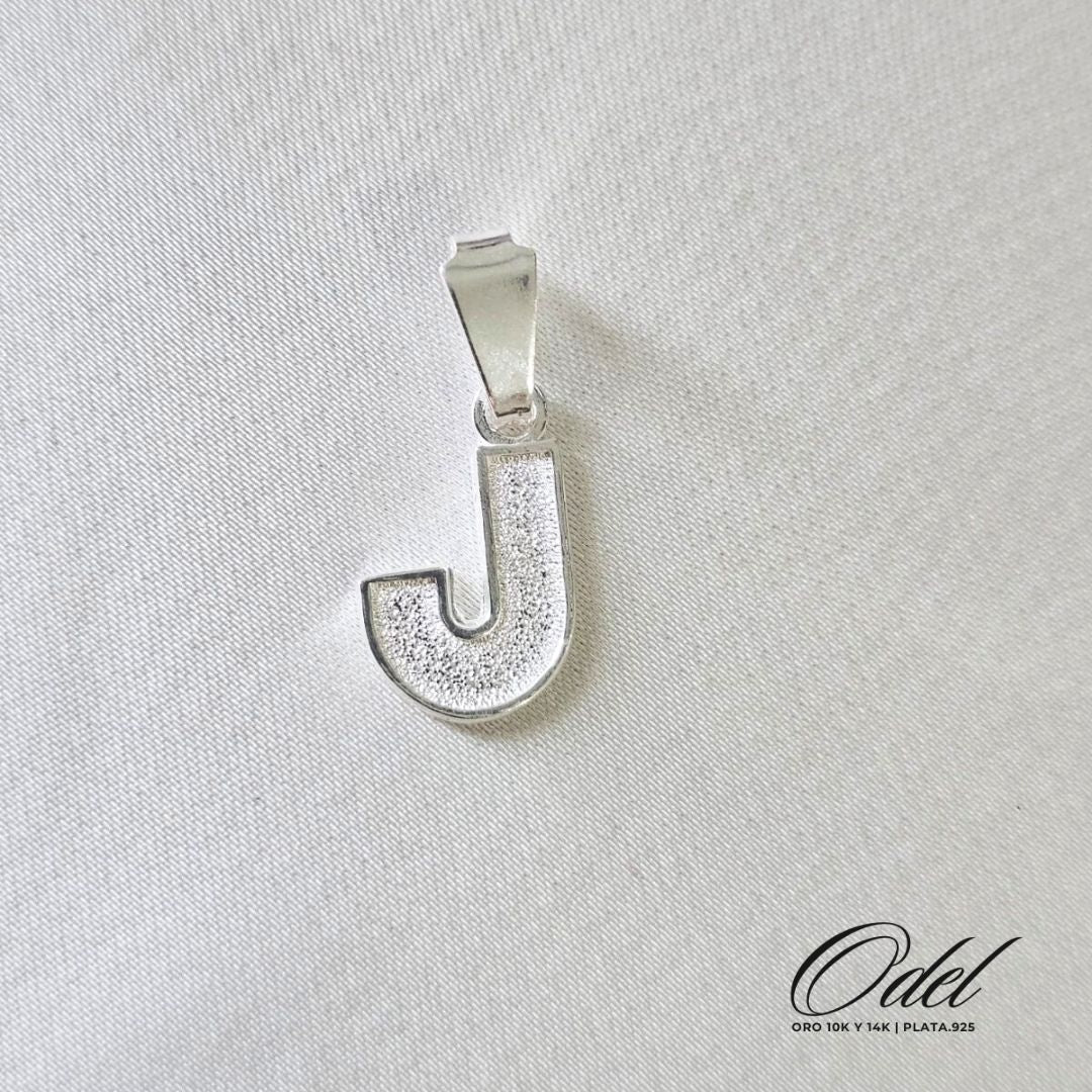 Dije de letra lisa en plata .925 – inicial