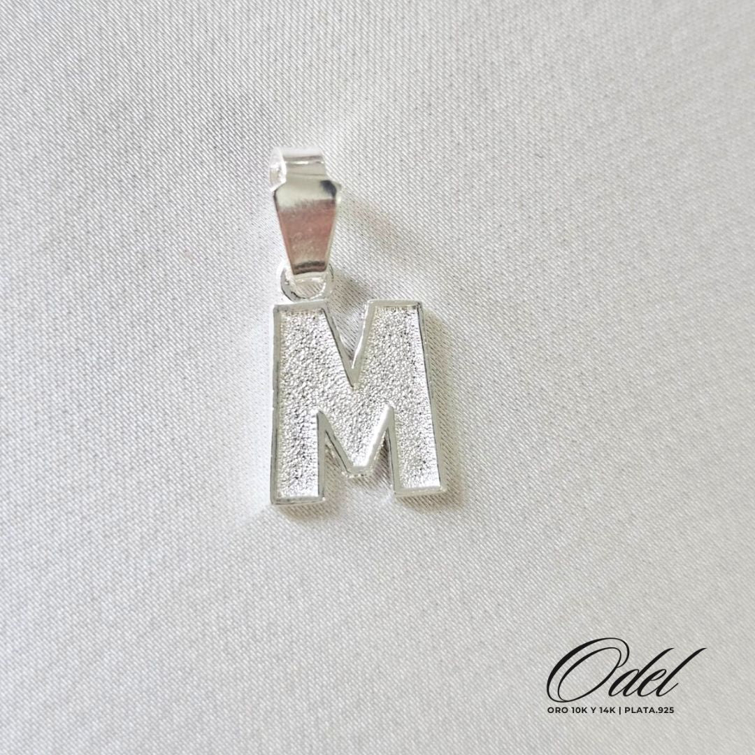 Dije de letra lisa en plata .925 – inicial