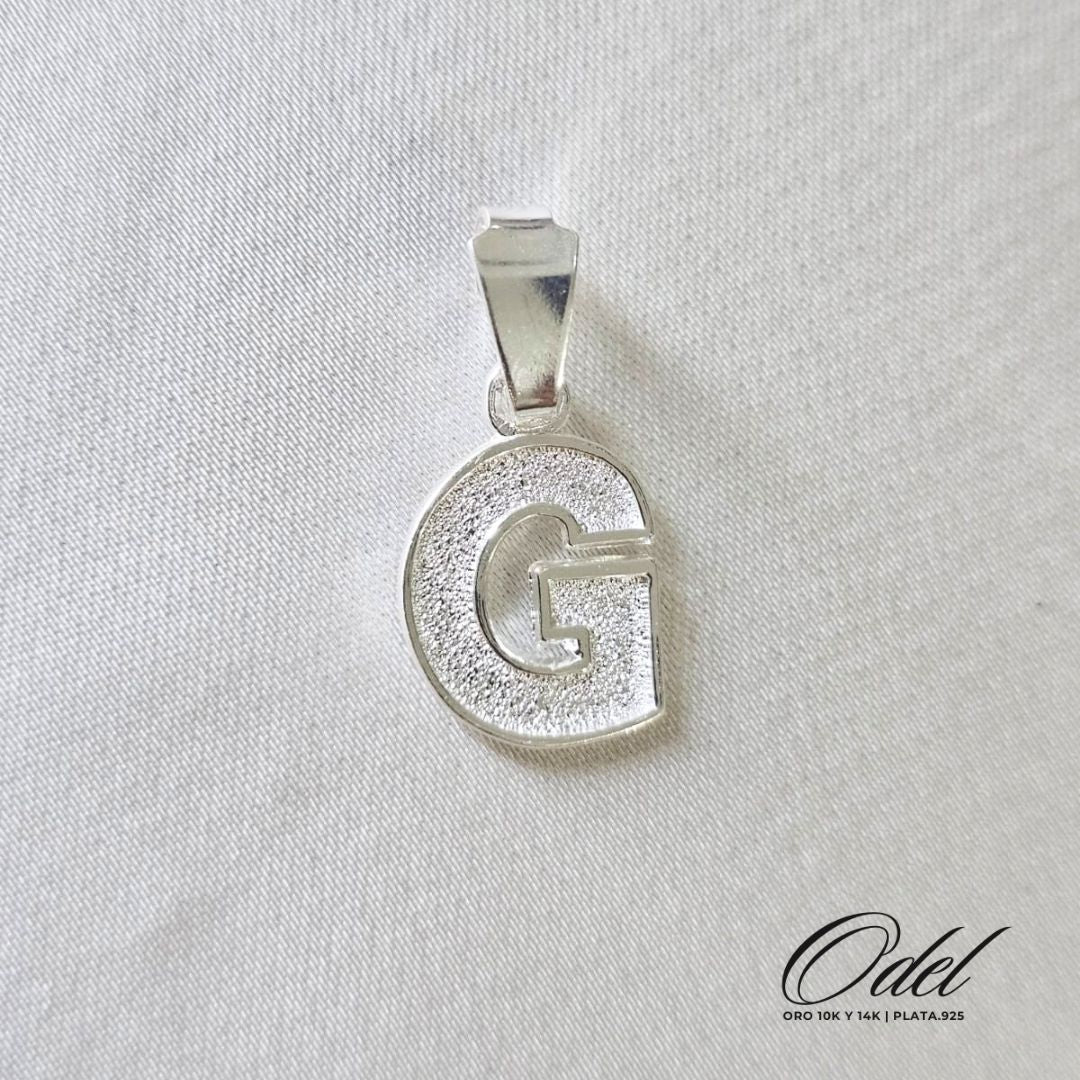 Dije de letra lisa en plata .925 – inicial