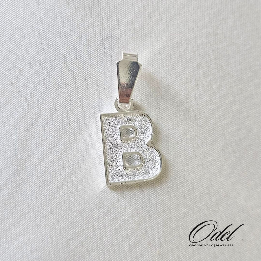 Dije de letra lisa en plata .925 – inicial