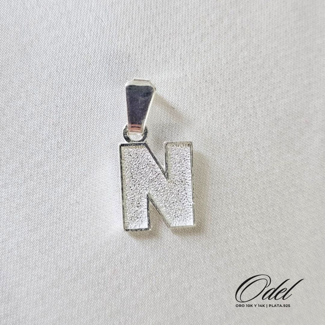 Dije de letra lisa en plata .925 – inicial