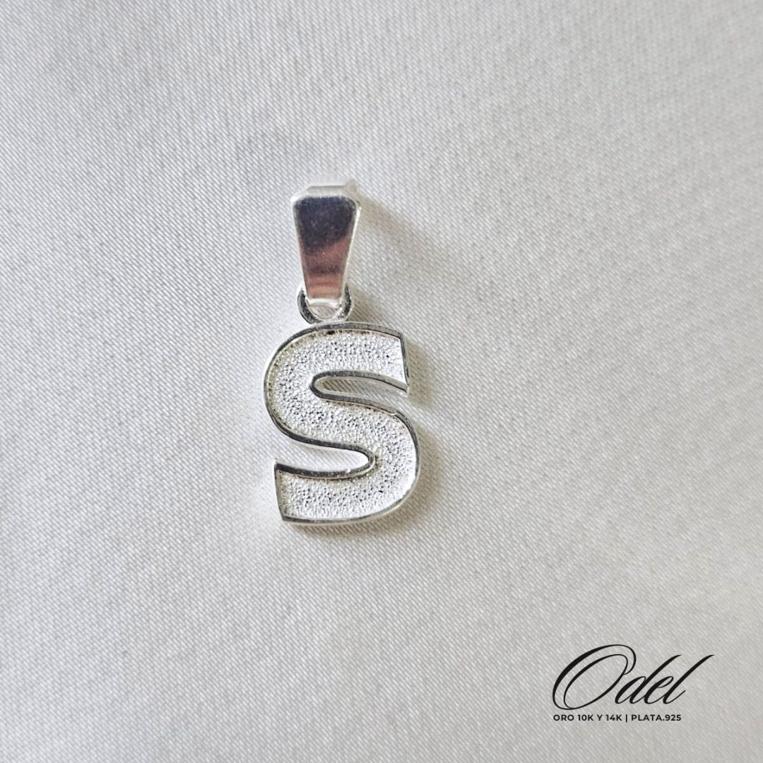 Dije de letra lisa en plata .925 – inicial