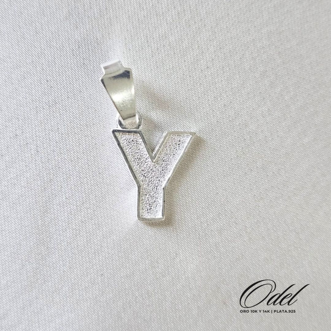 Dije de letra lisa en plata .925 – inicial