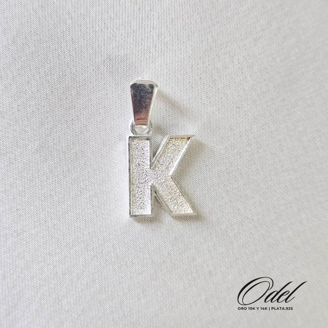 Dije de letra lisa en plata .925 – inicial
