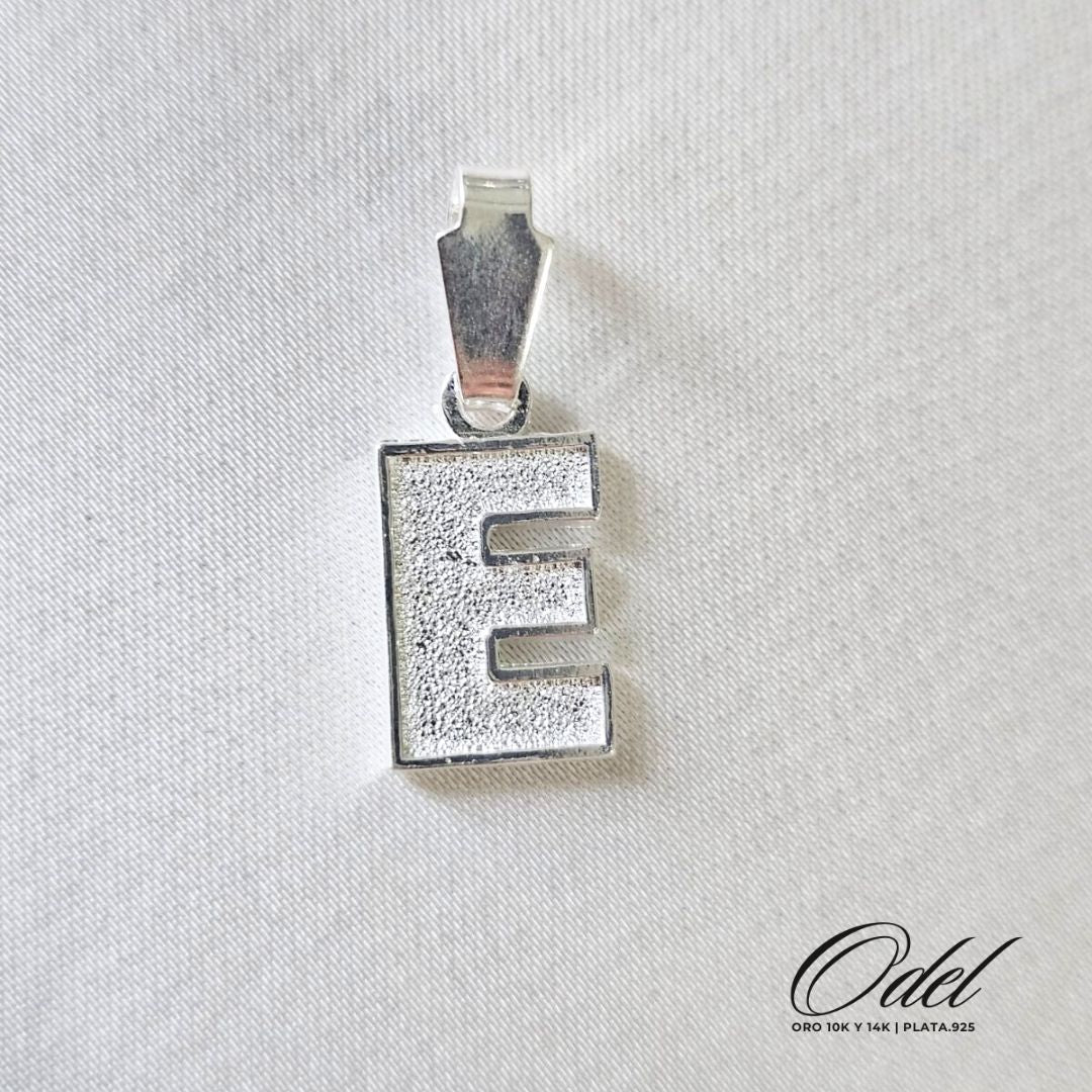 Dije de letra lisa en plata .925 – inicial