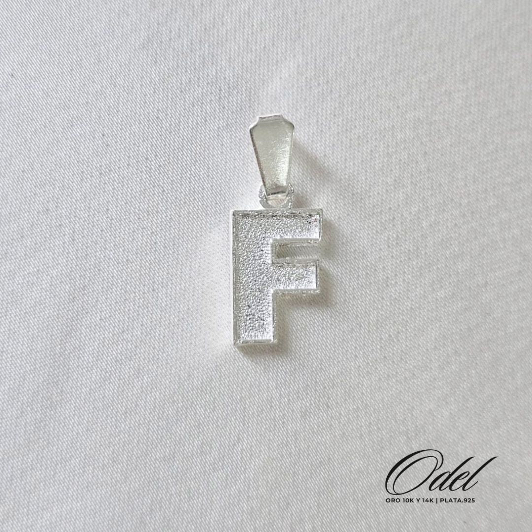 Dije de letra lisa en plata .925 – inicial